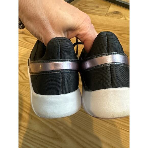 Nike Legend Essential Shoe, Womens SIze 7 1/2, Black with Purple - Picture 3 of 6